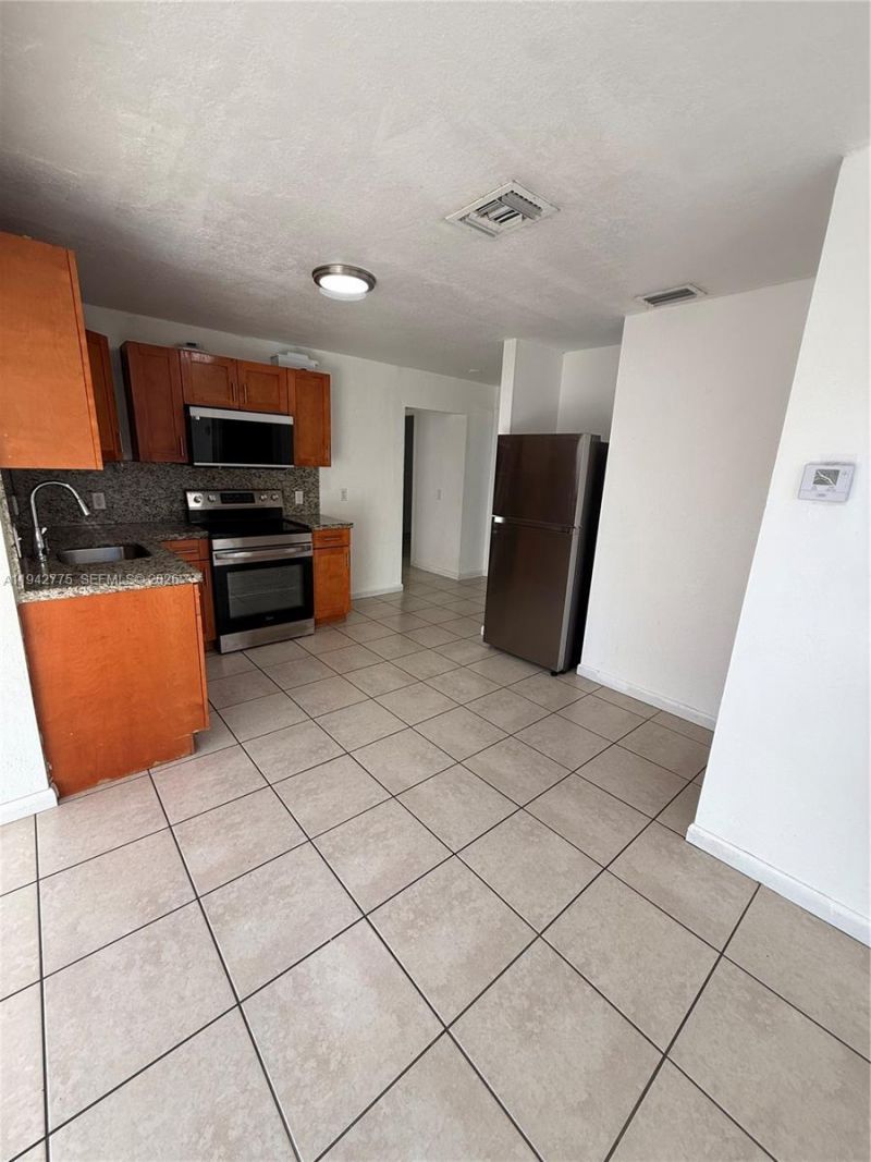351 E 17th St , Unit 353, Hialeah, FL 33010 Photo