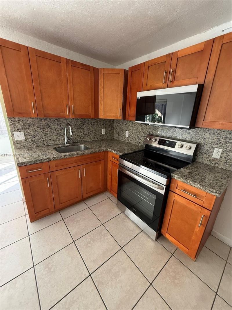351 E 17th St , Unit 353, Hialeah, FL 33010 Photo