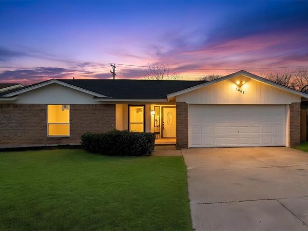 1052 Fox River Lane, Fort Worth, TX 76120