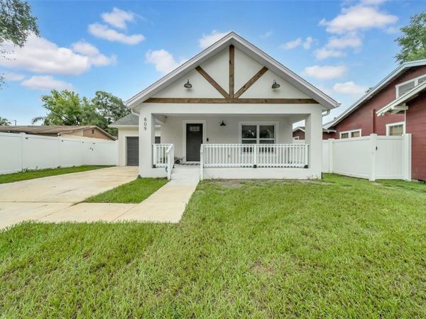 809 E HANNA AVENUE, TAMPA, FL 33604