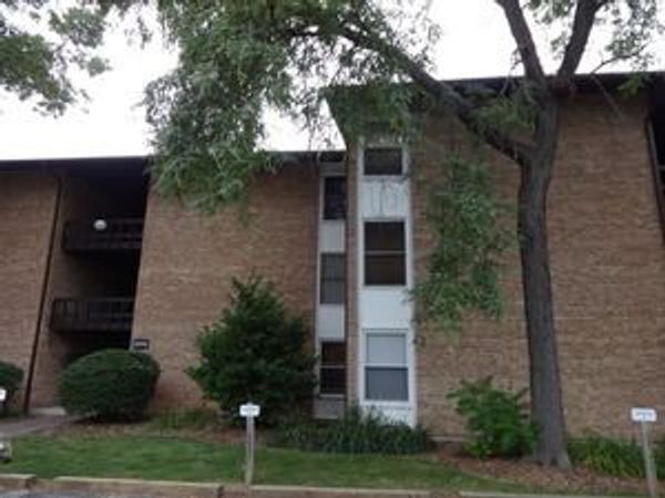 5529 E Lake Drive, Unit F, Lisle, IL 60532