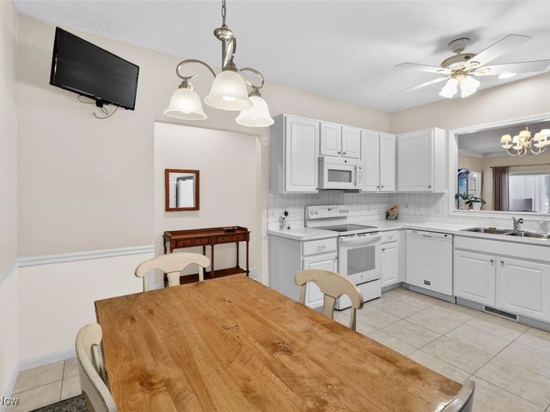 6873 Savannah Drive, North Ridgeville, OH 44039 Photo 12