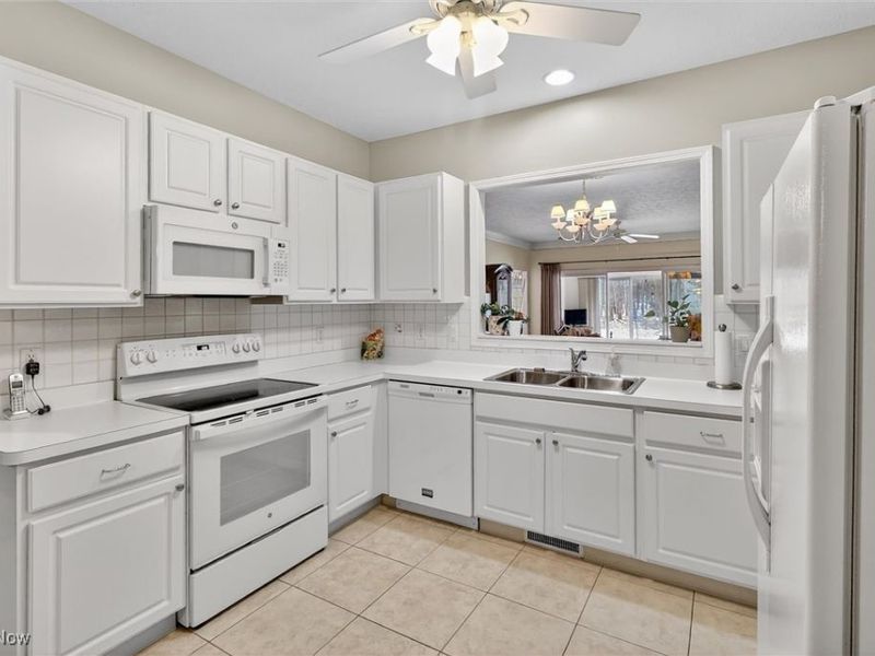 6873 Savannah Drive, North Ridgeville, OH 44039 Photo 9