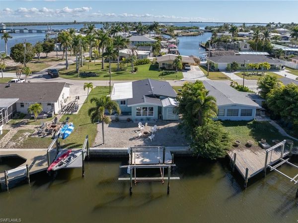2562 Bayshore DR, MATLACHA, FL 33993