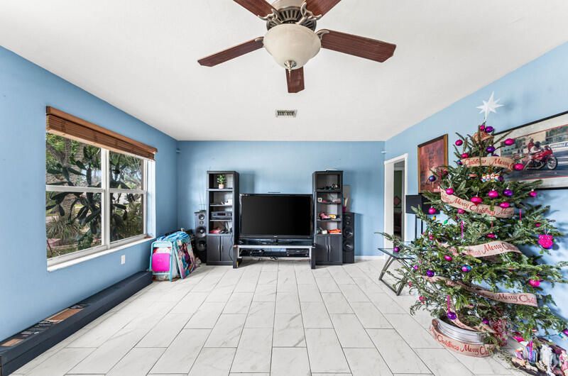 305 Henthorne Drive, Palm Springs, FL 33461 Photo