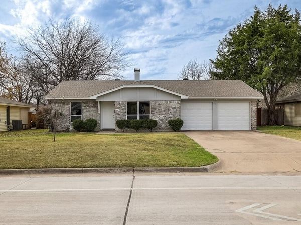 341 NW Summercrest Boulevard, Burleson, TX 76028