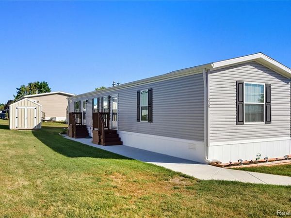 230 E MacGregor Court, Highland Twp, MI 48357