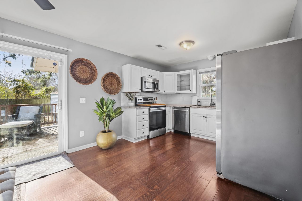 4405 Clovewood Street Photo 9