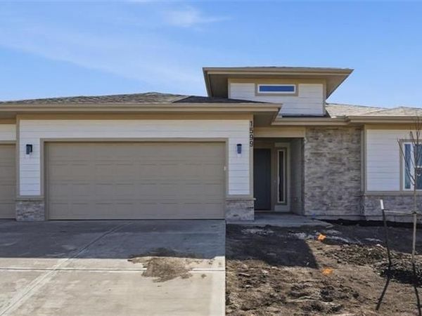 1599 Grayhawk Drive, Basehor, KS 66007