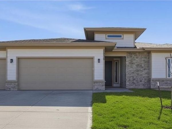 1599 Grayhawk Drive, Basehor, KS 66007