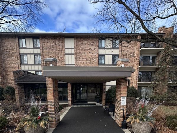 301 Lake Hinsdale Drive, Unit 108, Willowbrook, IL 60527