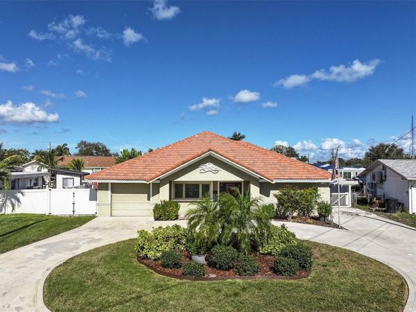 9453 TREASURE LANE NE, ST PETERSBURG, FL 33702