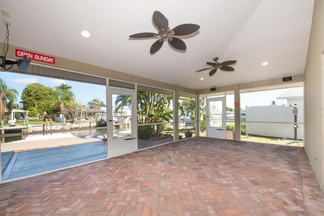 9453 Treasure Lane Ne, Saint Petersburg, FL 33702 Photo