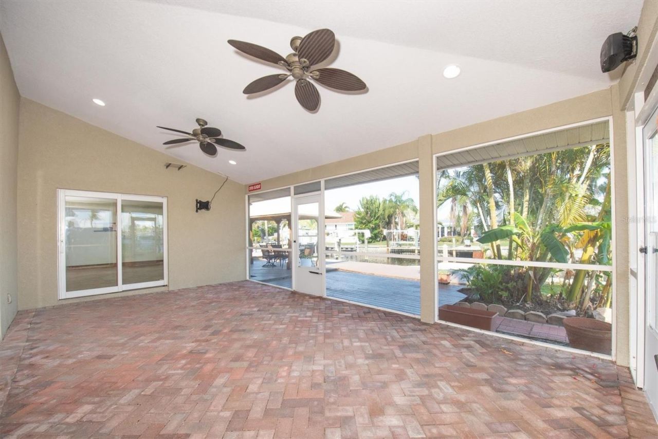 9453 Treasure Lane Ne, Saint Petersburg, FL 33702 Photo