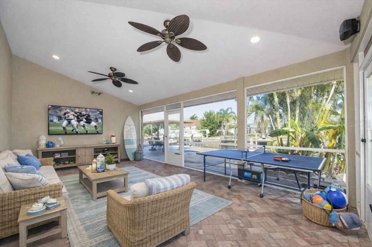 9453 Treasure Lane Ne, Saint Petersburg, FL 33702 Photo