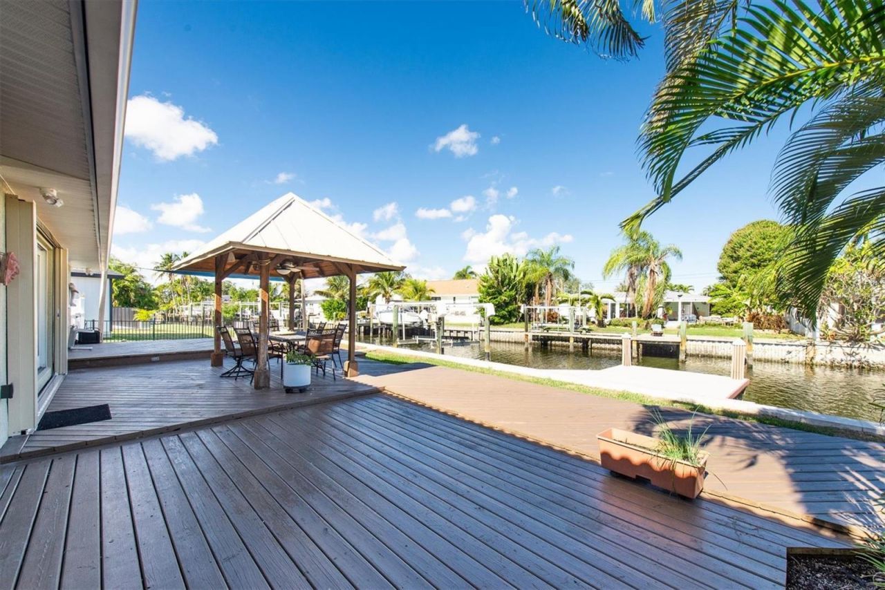 9453 Treasure Lane Ne, Saint Petersburg, FL 33702 Photo