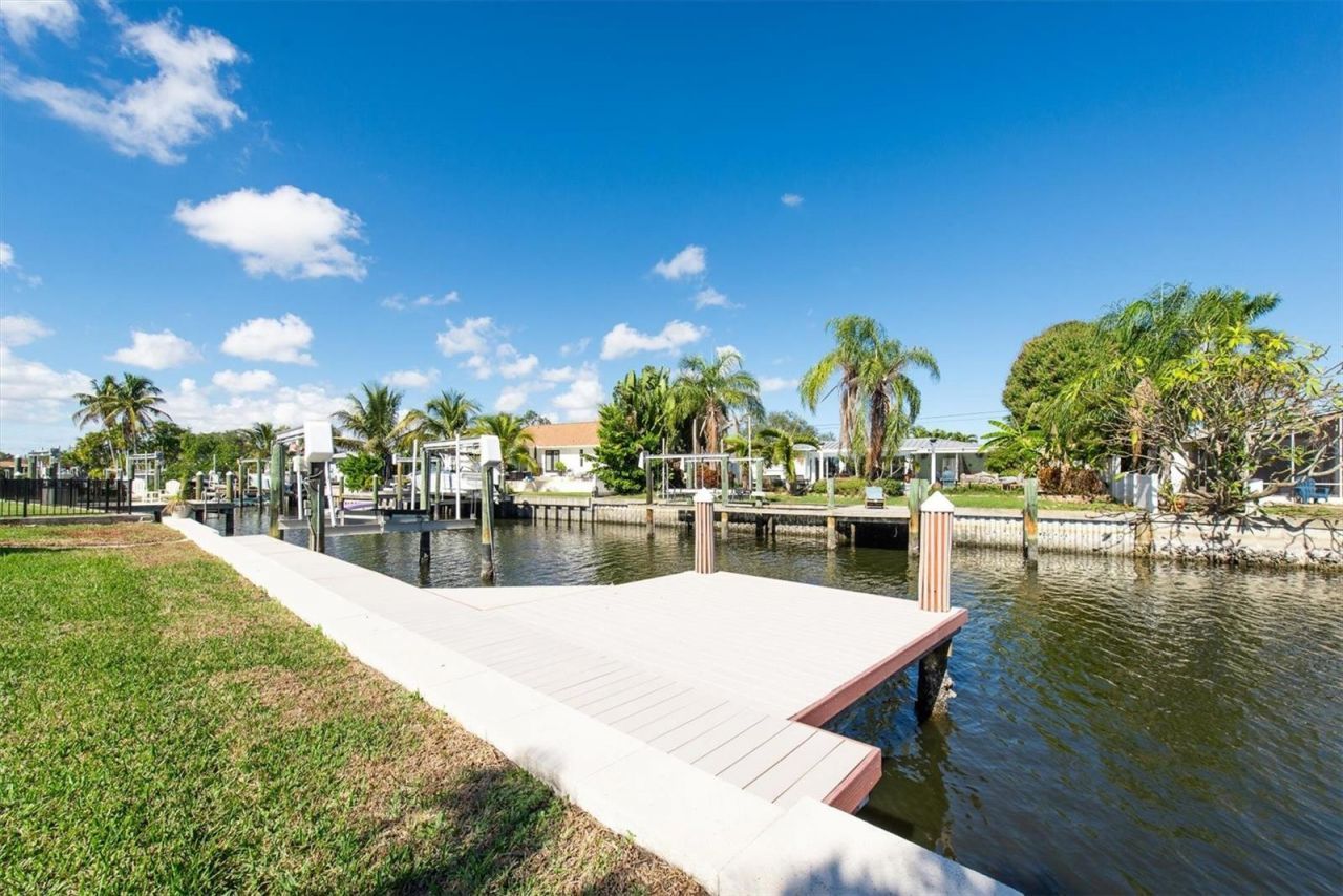 9453 Treasure Lane Ne, Saint Petersburg, FL 33702 Photo