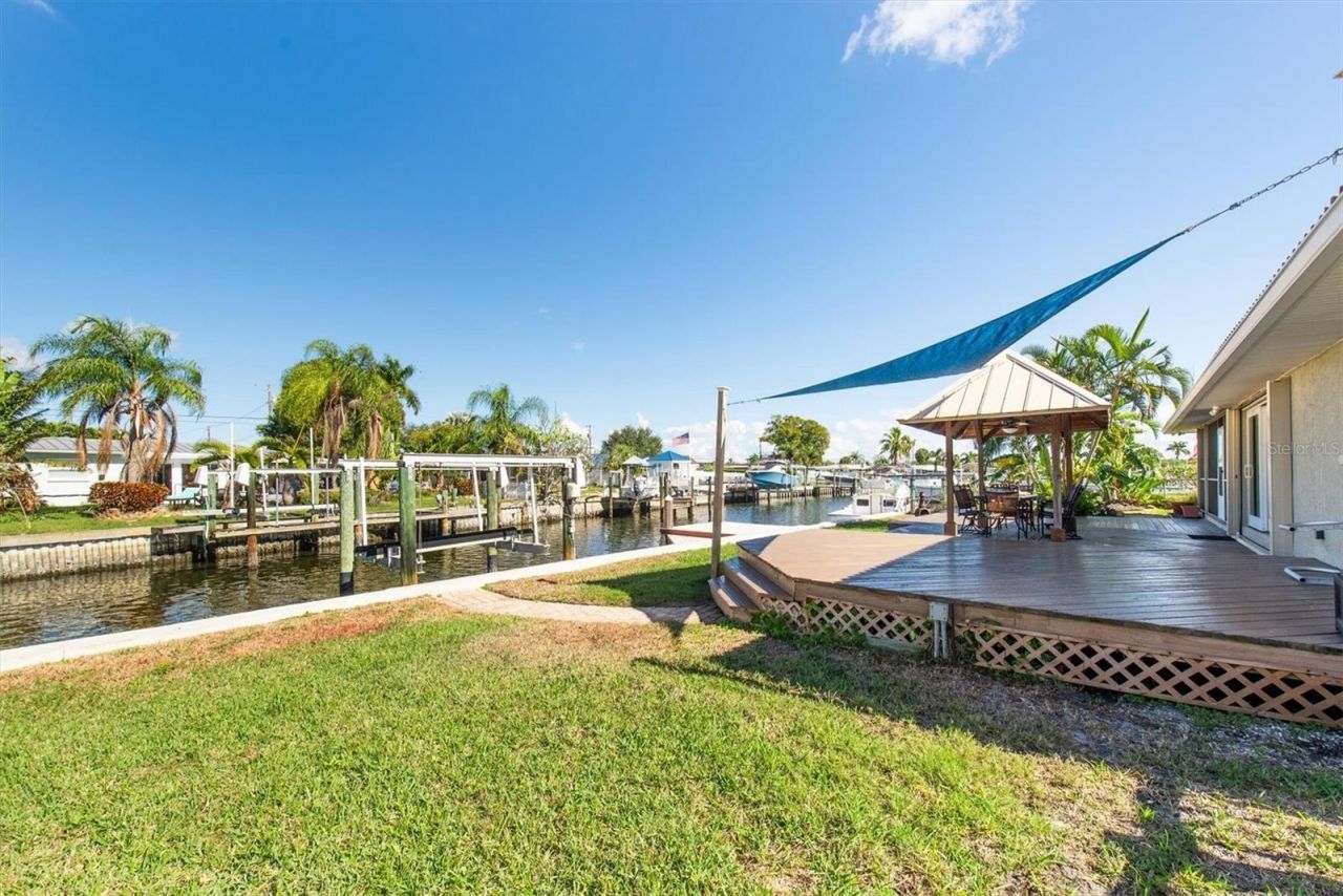 9453 Treasure Lane Ne, Saint Petersburg, FL 33702 Photo