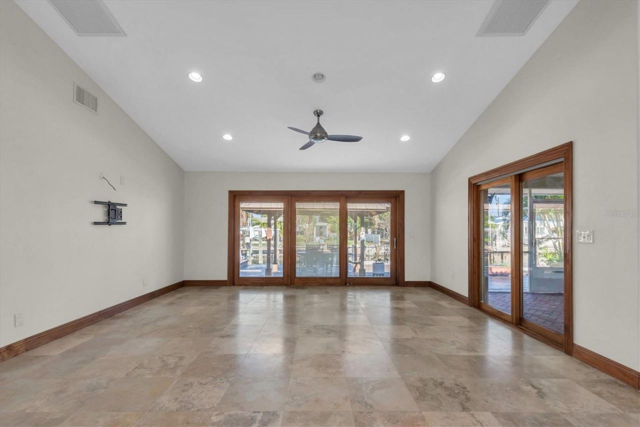 9453 Treasure Lane Ne, Saint Petersburg, FL 33702 Photo