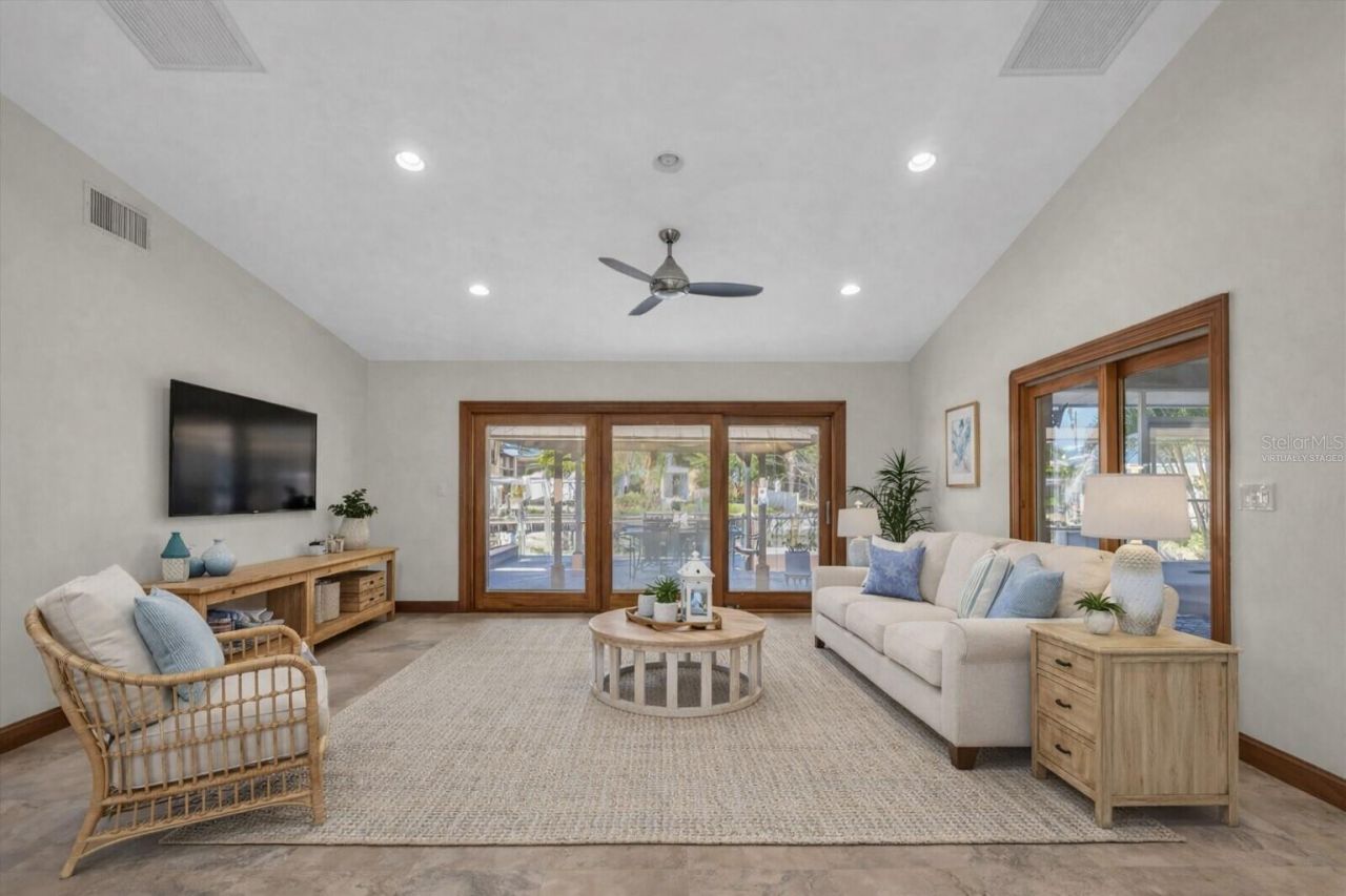 9453 Treasure Lane Ne, Saint Petersburg, FL 33702 Photo