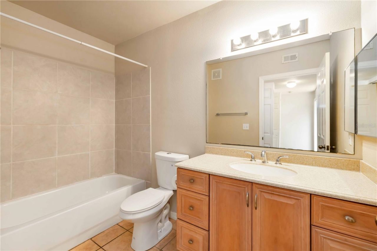 1030 Villagio Circle, Unit 204, Sarasota, FL 34237 Photo