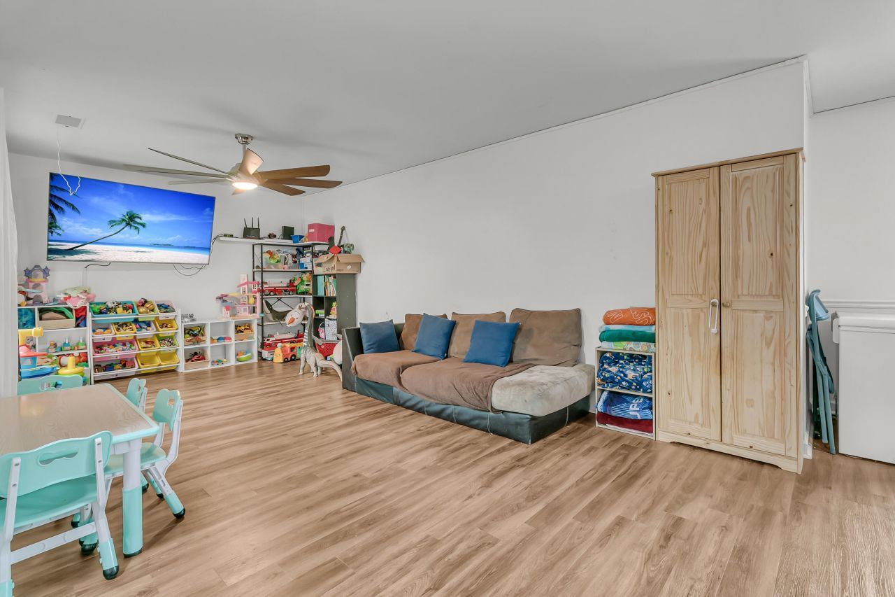 104 Kings Way Photo 14