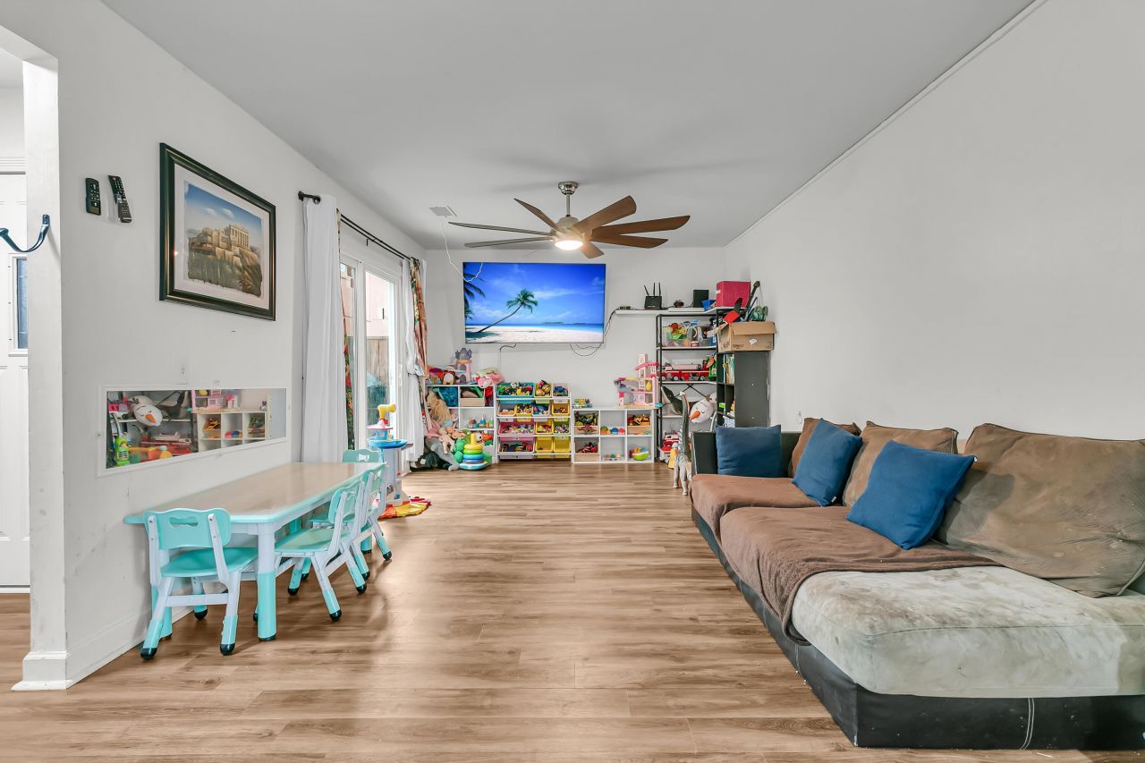 104 Kings Way Photo 15