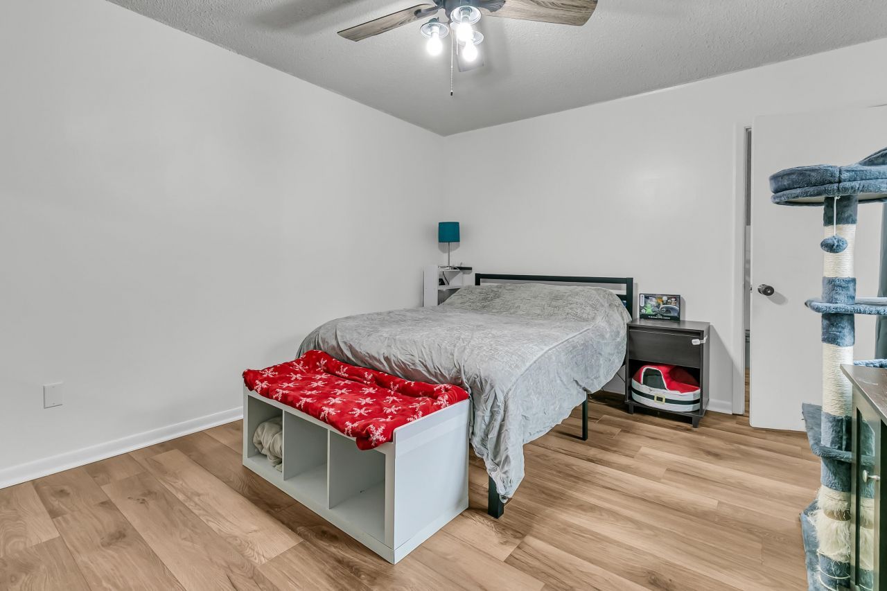 104 Kings Way Photo 33