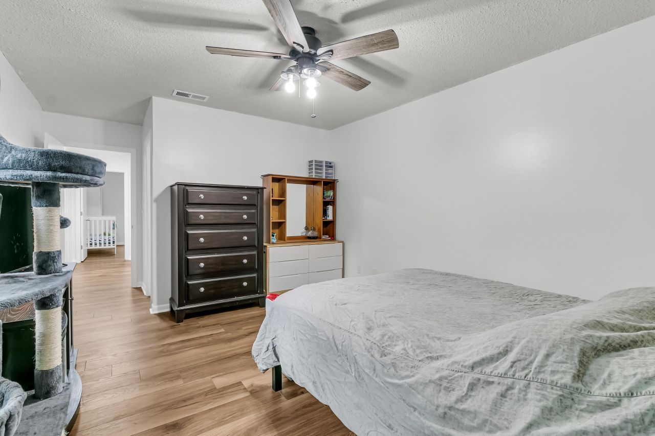 104 Kings Way Photo 35