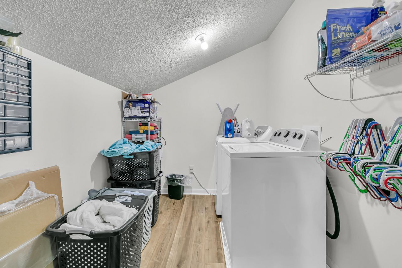 104 Kings Way Photo 38