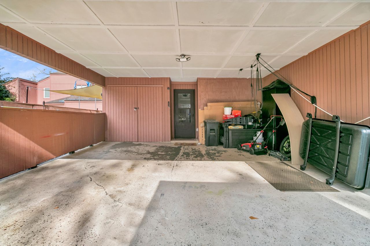 104 Kings Way Photo 6