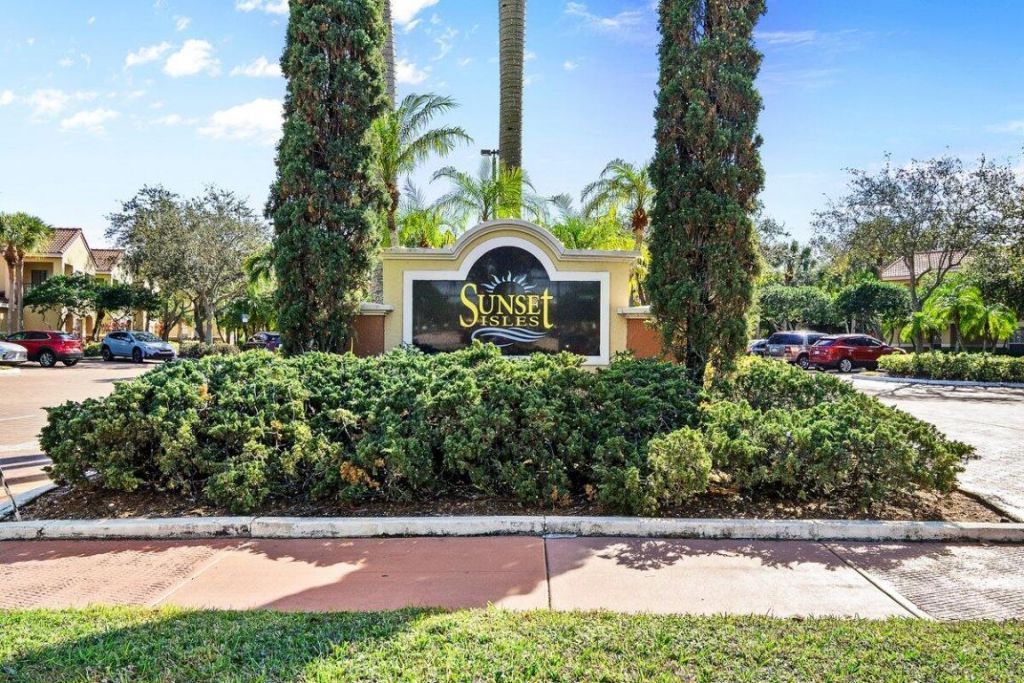 10360 Fox Trail Road S, Unit 1613, Royal Palm Beach, FL 33411 Photo