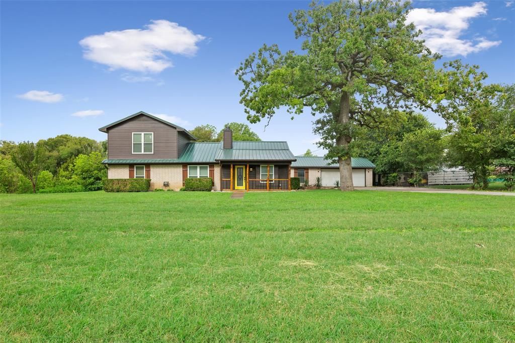 103 Spring Oak Street, Lacy Lakeview, TX 76705 Main Photo