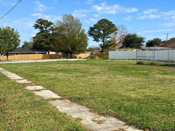 801 E JUDGE PEREZ Drive, Chalmette, LA 70043