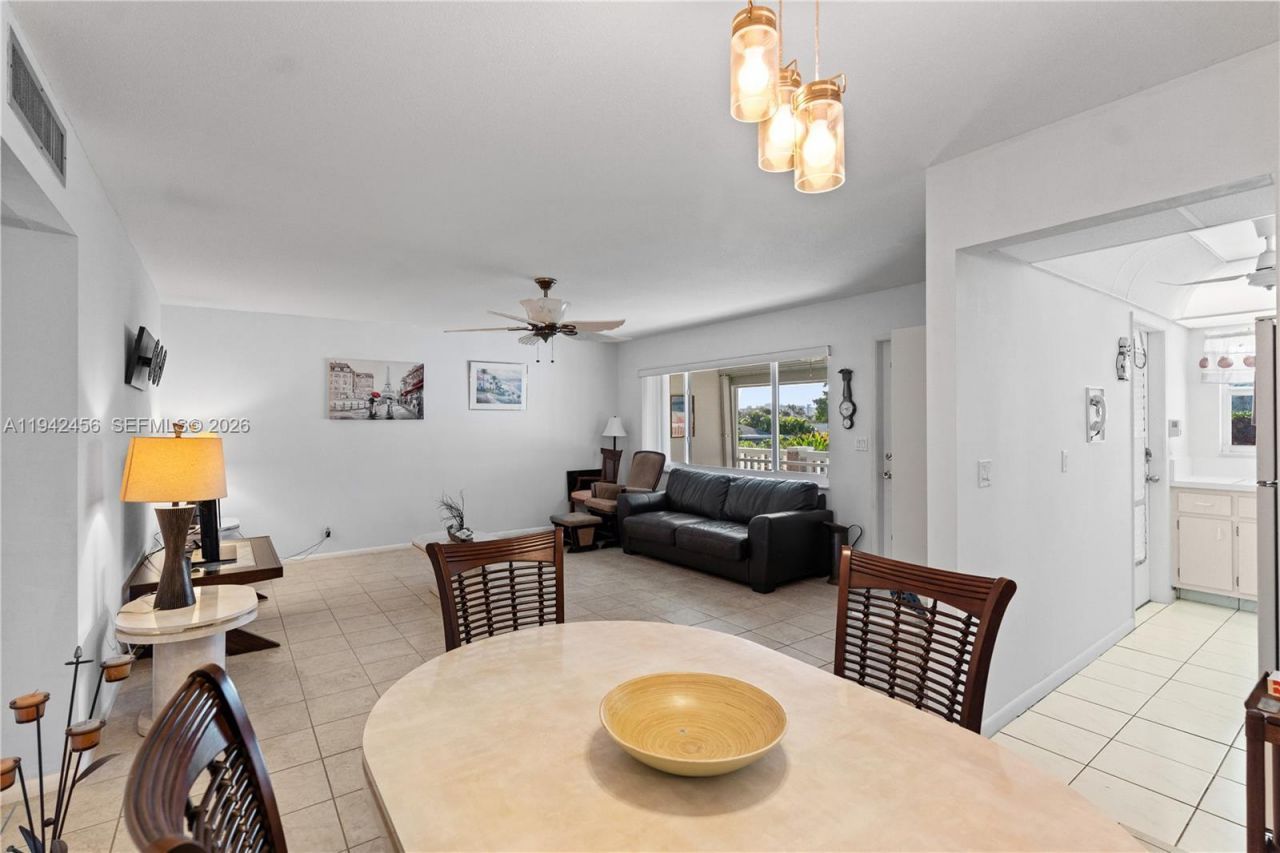 2541 NE 11th St, Unit 212, Pompano Beach, FL 33062 Photo