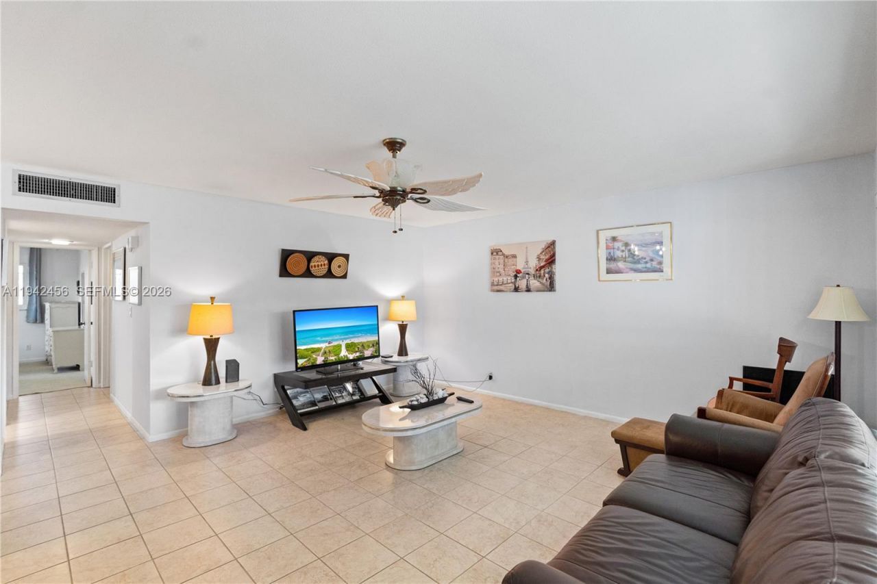 2541 NE 11th St, Unit 212, Pompano Beach, FL 33062 Photo