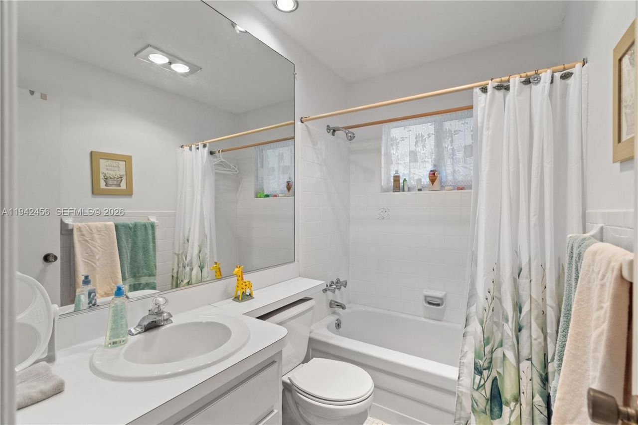 2541 NE 11th St, Unit 212, Pompano Beach, FL 33062 Photo