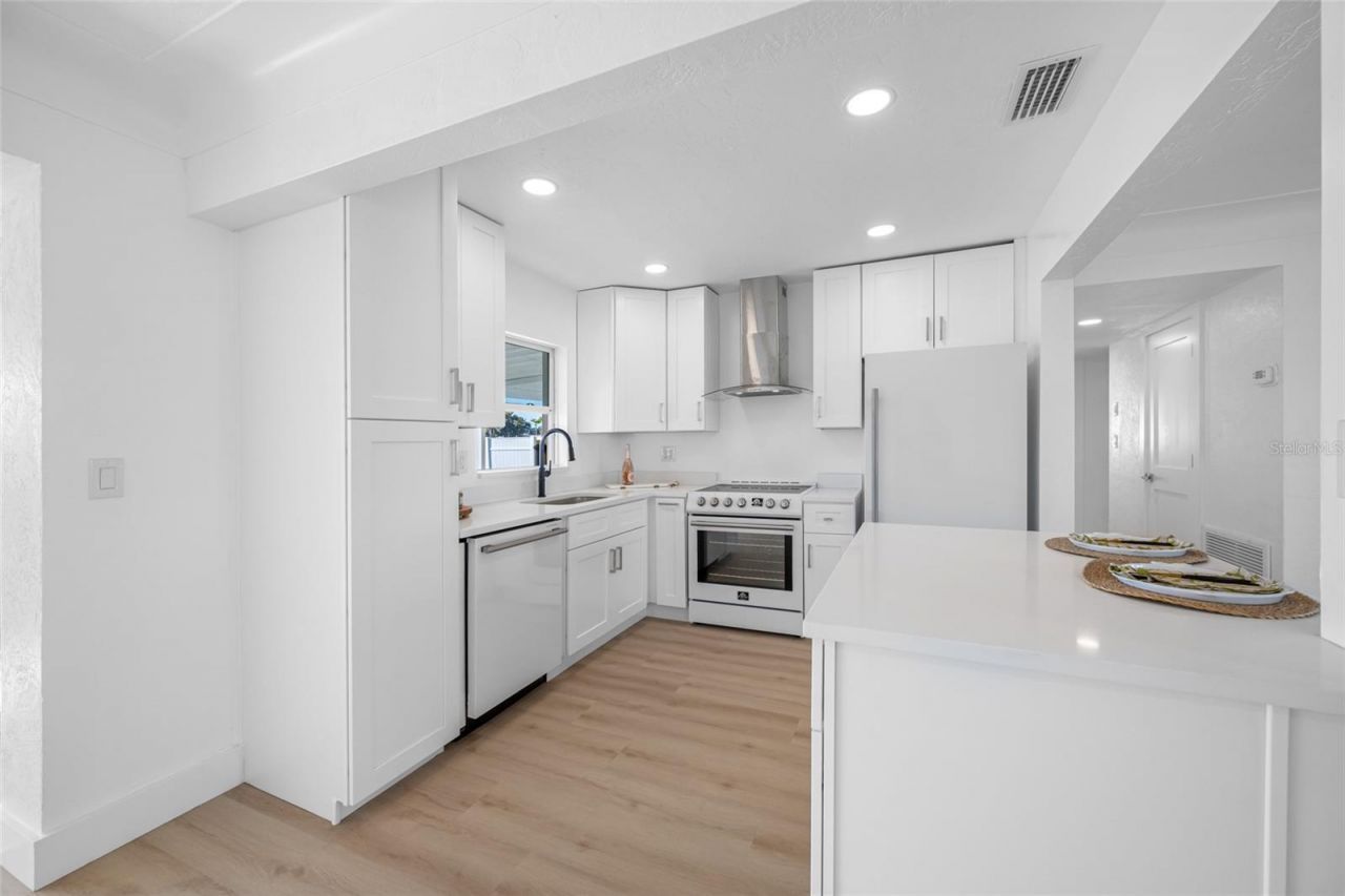 7930 Causeway Boulevard S, Saint Petersburg, FL 33707 Photo