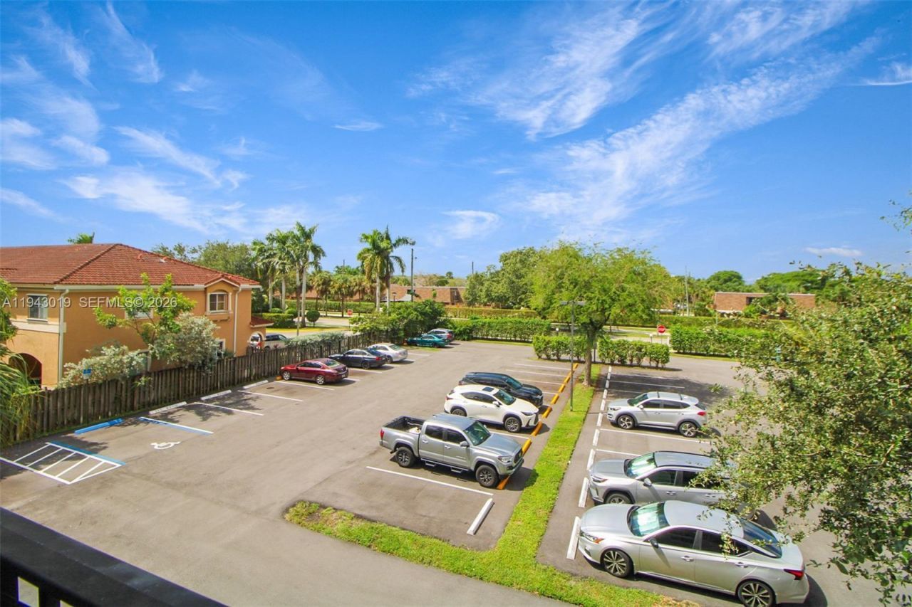 6190 Woodlands Blvd, Unit 312, Tamarac, FL 33319 Photo
