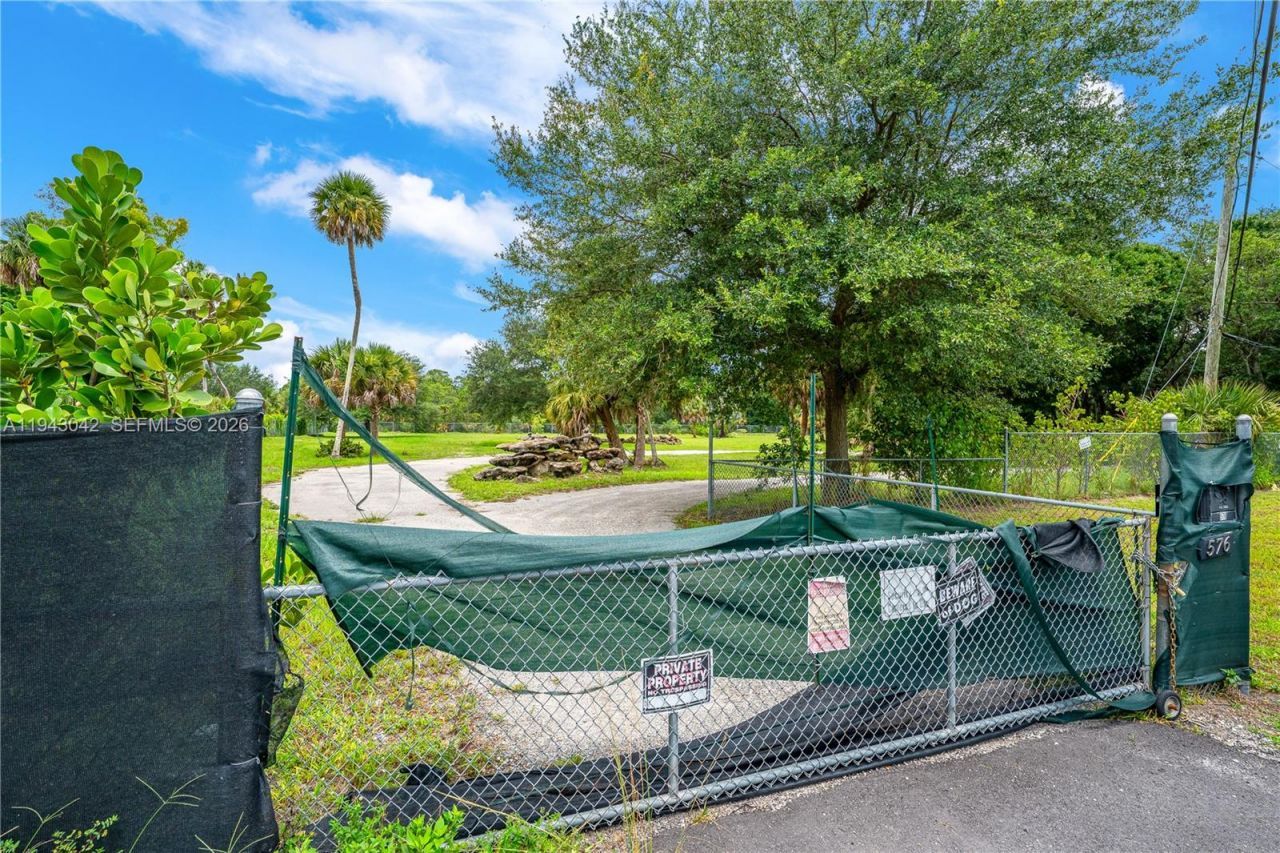 576 Marshall Rd, West Palm Beach, FL 33413 Photo