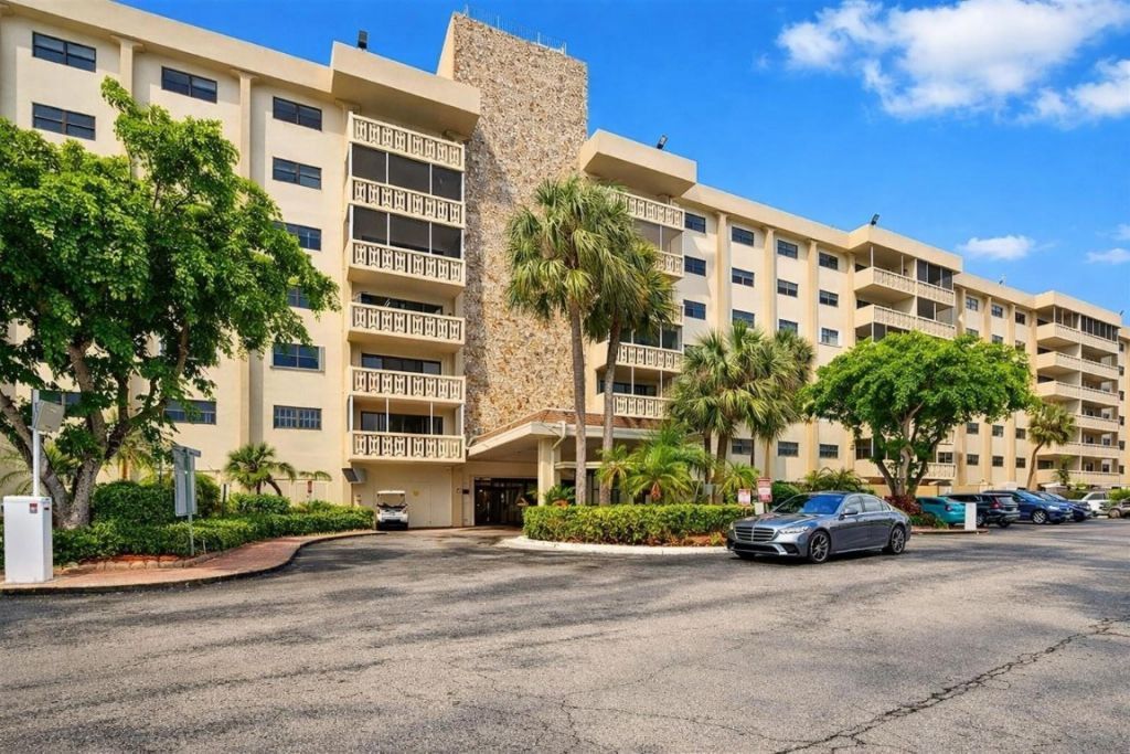 800 NE 195th Street, Unit 606, Miami, FL 33179 Photo