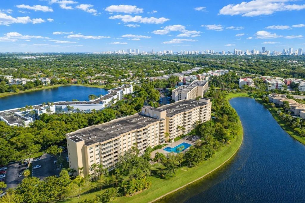 800 NE 195th Street, Unit 606, Miami, FL 33179 Photo