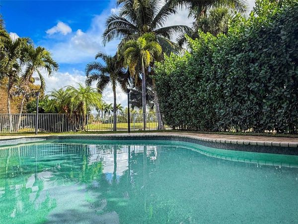 1919 S Club Dr, Wellington, FL 33414