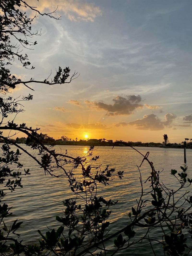 636 Sunset Drive S, Saint Petersburg, FL 33707 Photo