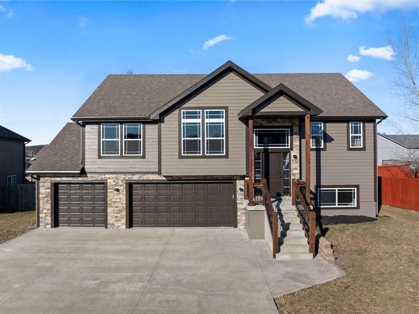 916 N Hickory Drive, Tonganoxie, KS 66086