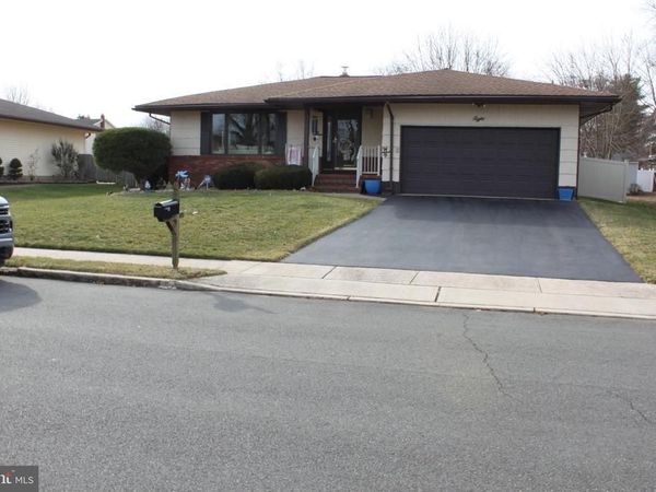 8 MINT LEAF DRIVE, HAMILTON, NJ 08690