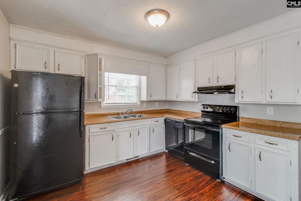 305 Concourse Photo 10