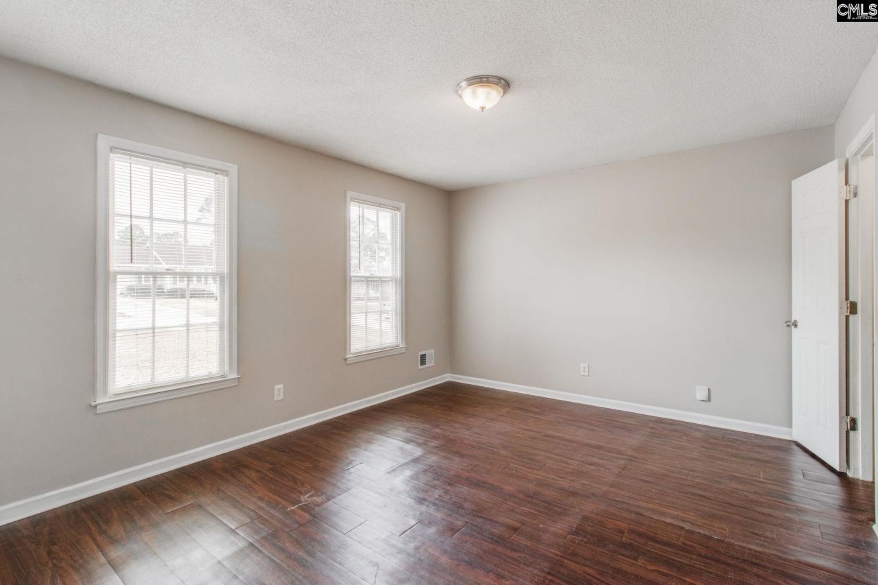 305 Concourse Photo 14