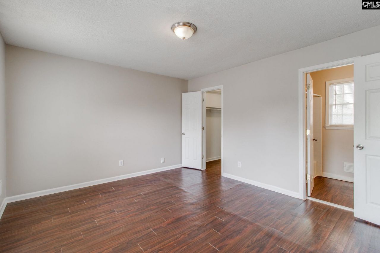 305 Concourse Photo 15