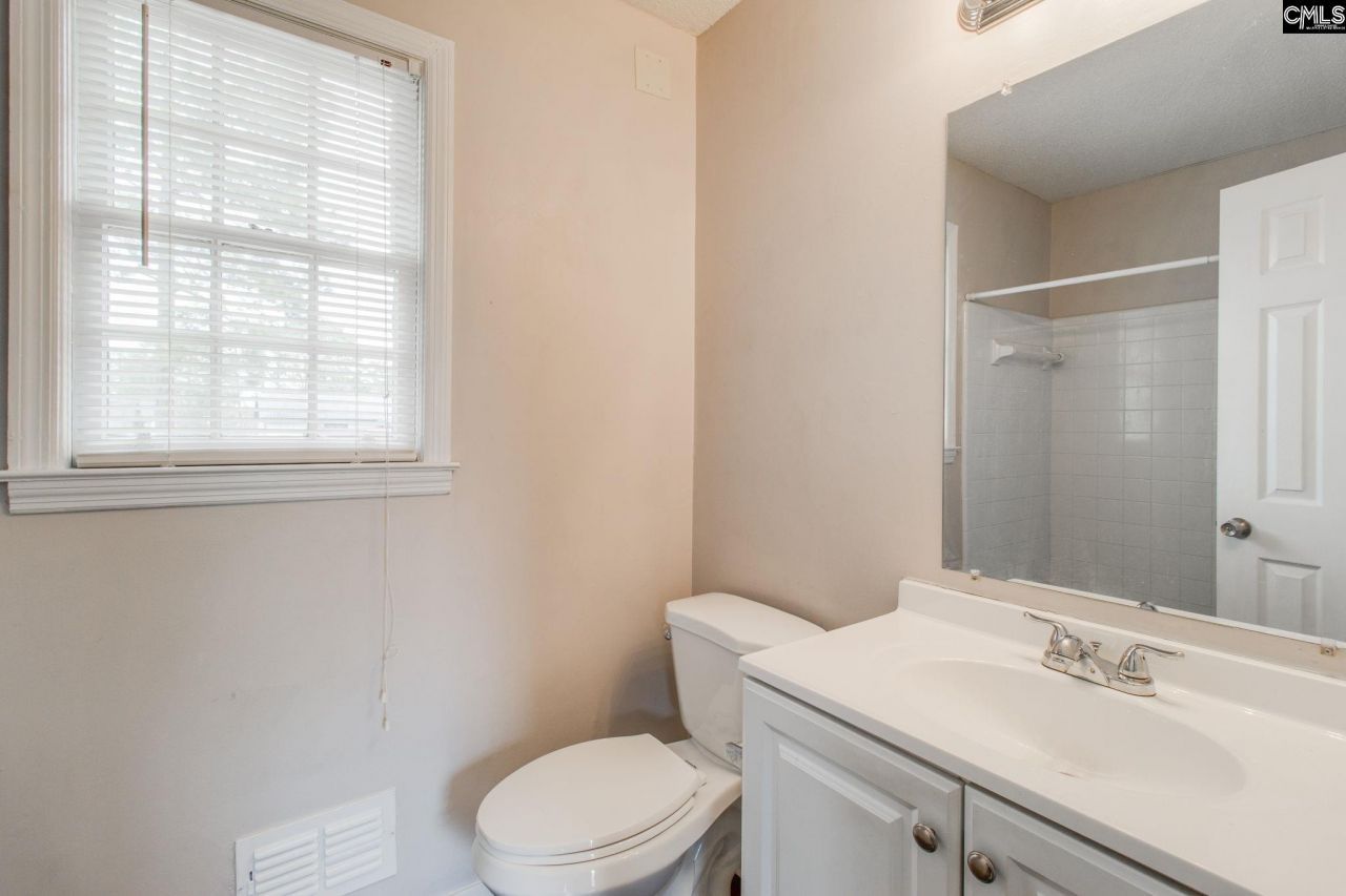 305 Concourse Photo 18